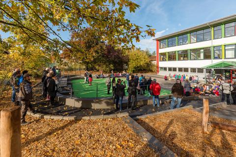 Die Einweihung des neuen Schulhofs der Grundschule Partenheim im bunten Herbstlaub. Foto: BilderKartell/Carsten Selak