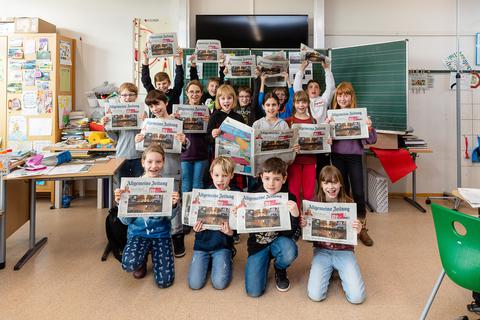 Schüler lesen Zeitung - Grundschule Partenheim, vierte Klasse, Alzey Kreis
Foto: pakalski-press/Carsten Selak