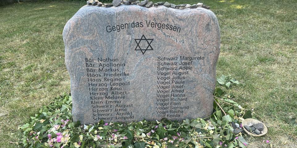 Insgesamt 28 Namen haben der Saulheimer Beigeordnete Mario Dechent und seine Mitstreiter für den Gedenkstein zusammengetragen. Gemeinde Saulheim