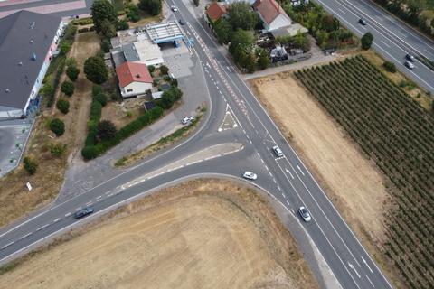 Gerodet ist das Areal um die Einmündung schon länger, jetzt beginnen die Bauarbeiten. (Archiv)