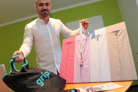 Gerhard Kopp bietet mit GripOne zwei Produkte an: eine Tasche mit bequemem Tragegriff und einen Kleideranziehhelfer für Reißverschlüsse. Foto: BK/Axel Schmitz