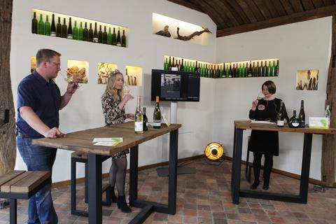 Bei der Scheupreis Online-Weinprobe sind dabei (v.l.) Simon Beiser, die Alzeyer Weinkönigin Julia Emrich und Kathrin Saaler. Foto: pakalski-press/Axel Schmitz