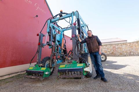 Simon Beiser und seine Maschine „Beiser 1“: Das Gerät wird von einem Schlepper gezogen. Foto: BK/Carsten Selak