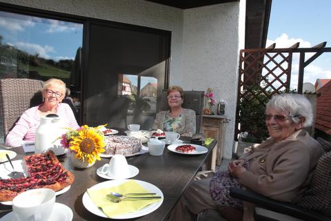 Beim Kaffee erzählen Melitta Lutz (v.l.), Lotte Fleischmann und Irma Einsfeld von den Anfängen. Foto: BilderKartell/Axel Schmitz
