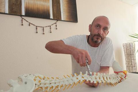Osteopath Hagen Klein demonstriert die Mobilisierung der Wirbelsäule.Foto: photoagenten/Axel Schmitz  Foto: photoagenten/Axel Schmitz