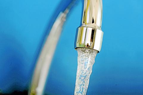 Frisches Wasser nachfüllen können und gleichzeitig die Umwelt schonen, das ist Ziel der Anträge von SPD und Grüne, die ohne Gegenstimme im Stadtrat angenommen wurden. Archivfoto: dpa