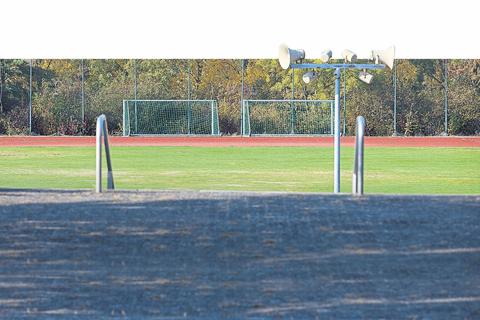 Der Sportplatz ist in desolatem Zustand. Fotos: photoagenten/Carsten Selak, abiwarner - stock.adobe