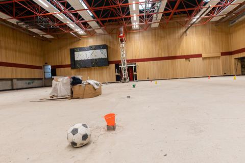 Der Fußboden fehlt noch in der aufwendig sanierten Sporthalle, bis Weihnachten soll auch er fertig sein. Foto: Carsten Selak/pakalski-press