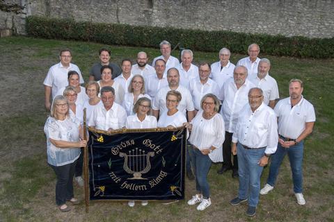 Der Männerchor und der gemischte Chor „Bellafonie“ sind gemeinsam stolz auf die Geschichte des MGV Liederkranz Gundersheim. Foto: pakalski-press/Marc Braner