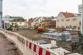 Auf dem künftigen Marktplatz haben die Vorbereitungen für die Installation der Wasserspiele begonnen, außerdem wird der Technikraum in die Erde versenkt.
