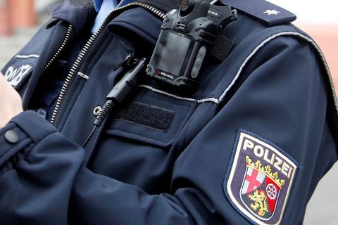 Ein Polizist aus Rheinland-Pfalz mit Bodycam. Symbolfoto: Harald Kaster