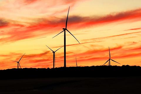 Morgendämmerung für die Windkraft: Die Landesregierung will bis 2030 das Ziel „100 Prozent Erneuerbare Energien“ erreichen.