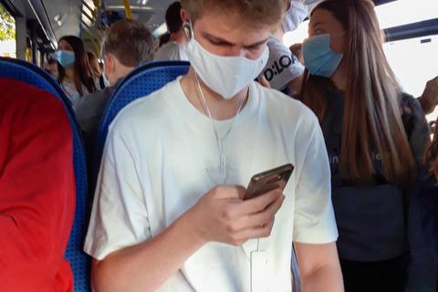 Eine Maske tragen im Bus alle. Aber Abstand können die Schüler im Bus von Rüdesheim nach Bad Kreuznach nicht halten. Foto: Helena Walheim