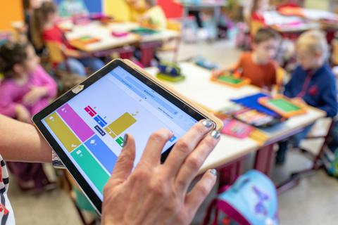 Mit dem Fördergeld aus dem DigitalPakt des Landes Rheinland-Pfalz will die Grundschule Hackenheim unter anderem iPads für ihre Schüler anschaffen. Archivfoto: dpa