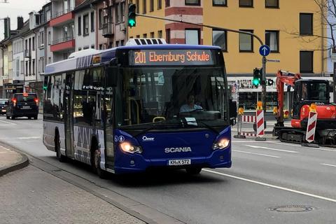 Seit Montag sind die blauen KRN-Busse die Schlagader des ÖPNV an der Nahe und in Rheinhessen. Die Zielanzeige funktioniert hier gut. An der ein oder anderen Stelle muss dort aber noch nachgebessert werden, sagt KRN-Chef Uwe Hiltmann bei der Pressekonferenz zur ersten Bilanz zum Start.