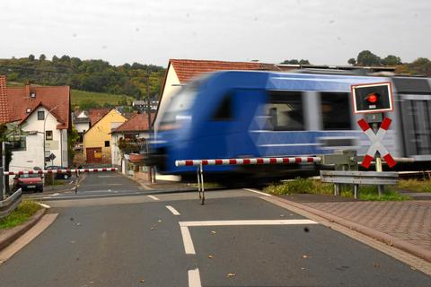 Der Zug rauscht durch Niederhausen durch – das soll nach Ansicht der Grünen anders werden.Foto: Beate Vogt-Gladigau  Foto: Beate Vogt-Gladigau