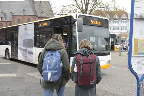Die Dieselpreise steigen und die Busfirmen können die Schülerbeförderung nicht mehr kostendeckend leisten. Deshalb soll die Kreisverwaltung künftig zehn Prozent mehr für den Transport zahlen.