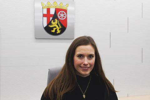 Laura Hebling auf ihrem Arbeitsplatz, dem Richterstuhl. Bei jedem Urteil muss die 28-Jährige nachdenken: Was ist tat- und schuldangemessen? Was ist eine gerechte Strafe? Foto: Wolfgang Bartels