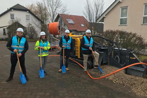 Ortsbürgermeister Bodo Ehrhardt (2.v.r.) ist froh, dass in Pleitersheim der Glasfaser-Ausbau losgeht. Mit Vertretern der Unternehmen setzt er zum ersten Spatenstich an. Foto: Deutsche Glasfaser