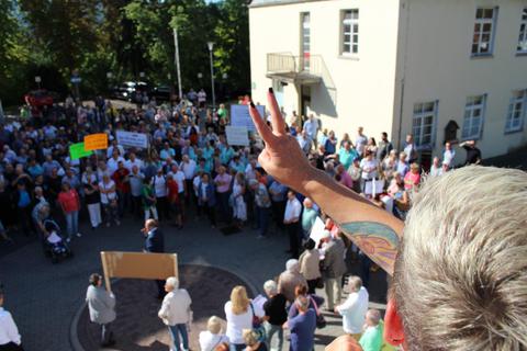 500 Bürger protestieren für den Erhalt des Kirner Krankenhauses. Foto: Simone Mager