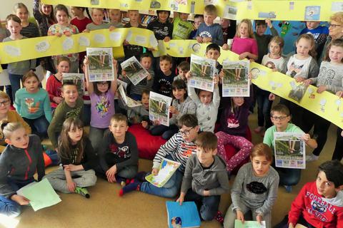 Beim Besuch in der Grundschule Simera zeigen die Drittklässler, wie gut die Kruschel-Kinderzeitung ankommt. Foto: Günter Weinsheimer