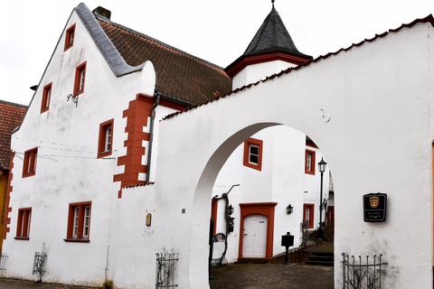 Das ehemalige Amtshaus in der Großen Straße 12 wurde 1592 für die Amtsleute der Grafen zu Daun-Falkenstein im Renaissancestil erbaut. Das Gebäude dient seit 1989 wieder als Rathaus und Museum. Foto: Norbert Krupp