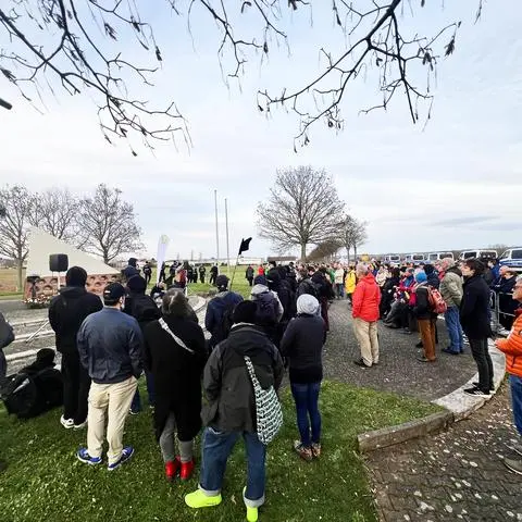 „Wir gedenken und erinnern aller Opfer des Faschismus.“ Unter diesem Motto versammelten sich gut dreihundert Teilnehmer zu einer Kundgebung am Mahnmal bei Bretzenheim. Aufgerufen hatte das Bündnis „Kreuznach für Vielfalt“. Kurz zuvor hatten an derselben Stelle Neonazis demonstriert.
