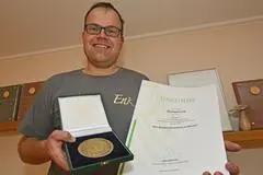 Steffen Enk hat allen Grund zur Freude: Die DLG zeichnete ihn für die Qualität seiner 2018er-Weine mit einem Bundesehrenpreis in Bronze aus. Sein Weingut war bei der DLG-Verkostung erfolgreichster Betrieb von der Nahe.
