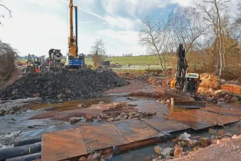 Von der neuen Brücke ist noch nichts zu sehen: An dieser Stelle zwischen Langenlonsheim und Bretzenheim (im Hintergrund) wird der Guldenbach demnächst durch eine Konstruktion aus Betonfertigteilen überbrückt. Die Bauarbeiten sollen im August 2025 abgeschlossen werden.