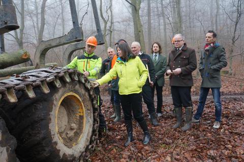 Große Arbeitsmaschinen sind im Wald am Werk: Forstbetreiber Peter Kunz erklärt Ministerin Ulrike Höfken seine Arbeit.  Foto: Sonja Flick  Foto: Sonja Flick