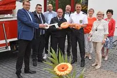 Je einen Schlüssel erhielt der Seibersbacher Wehrführer und Ortsbürgermeister Ralf Noch (4.v.l.) von Architekt Carsten Brendel (l.) und Wehrleiter Bernhard Schön (4. v.r.). Über die Erweiterung des Gerätehauses freuten sich auch (v.r.) Alt-Ortsbürgermeisterin Marita Spreitzer, VG Beigeordnete Elke Stern, Alt-Bürgermeisterin Anke Denker sowie Bundestagsabgeordneter Joe Weingarten (Mitte), Bürgermeister Michael Cyfka (3.v.l.) und stellvertretender Wehrführer Sven Marmet (2.v.l.).