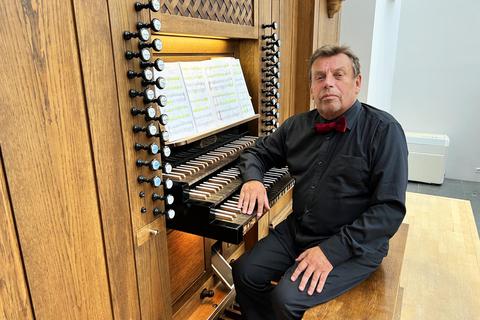 Für den vielfach ausgezeichneten Organisten Volodymyr Koshuba aus Kiew war das Konzert im Windesheimer Orgel-Art-Museum der erste Auftritt seit langer Zeit. Foto: Wolfgang Bartels