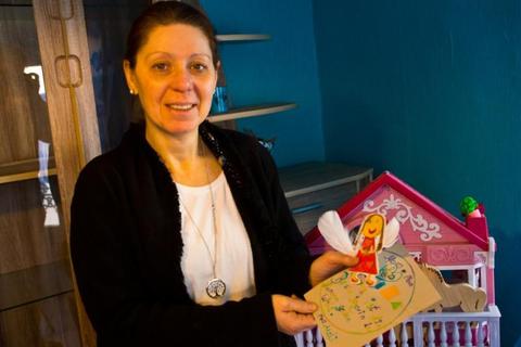 Marion Handschuh im Kinderzimmer ihrer zehnjährigen Tochter. Nur alle vierzehn Tage darf diese zu Besuch kommen. Foto: Wolfgang Bartels 