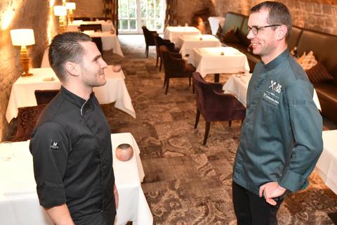 Philipp Helzle (rechts) freut sich zusammen mit seinem Sous-Chef Niklas Maletzke, dass er zu den 50 besten Köchen in deutschen Landhotels gezählt wurde. © Norbert Krupp