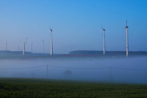 Windräder im Nebel: In Meddersheim versammelten sich Windkraftgegner, die ein Netzwerk gegen den Bau neuer Windparks im Naheland schaffen wollen. © Wolfgang Bartels