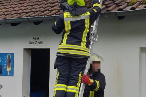 Feuerwehrleute suchen nach dem Brand im Schwimmbadkiosk nach Glutnestern. Foto: Feuerwehr VG Rüdesheim