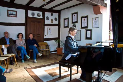 Pianistin Sabine Roderburg gibt beim Duchrother Werkstattgespräch einen Einblick in ihre Arbeit.                                    Foto: Wolfgang Bartels  Foto: Wolfgang Bartels