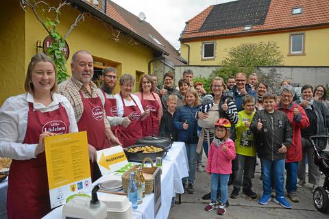 Der erste Geburtstag von Levas Lädchen ist für Gründer Jochen Leva (2.v.l.) ein Grund zu feiern. Und um neue Pläne zu schmieden. Foto: Beate Vogt-Gladigau