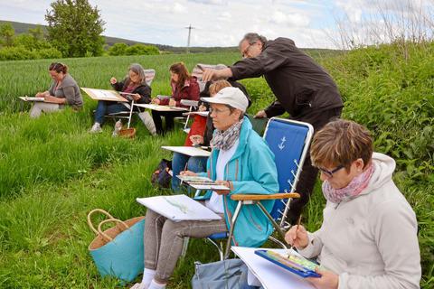 Konzentriert beschäftigten sich die Teilnehmerinnen beim Aquarellkurs mit Dozent Gernot Meyer-Grönhof (2.v.r.) mit der Landschaft rund um Duchroth.Foto: Beate Vogt-Gladigau  Foto: Beate Vogt-Gladigau