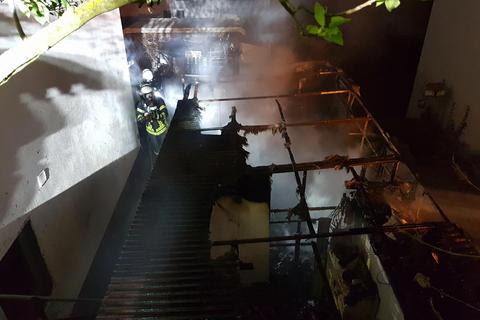 Das Gartenhaus brannte am Abend des Karfreitags komplett aus. Foto: Feuerwehr VG Rüdesheim