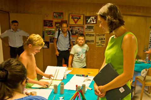 Ministerin Anne Spiegel lässt sich von den Kindern erklären, welche Schätze man aus Klopapierhülsen herstellen kann. Foto: Wolfgang Bartels  Foto: Wolfgang Bartels