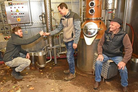 Drei Generationen Oberstreiter Schnapsbrenner an ihrer Destille (von li.): Maximilian, Achim und Otto Dotzauer. Foto: Norbert Krupp