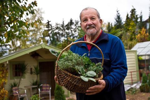 Durch und durch ein Praktiker: Lothar Bendel aus Roxheim schreibt nicht nur über Küchenkräuter, er zieht sie auch im eigenen Garten heran. Foto: Wolfgang Bartels