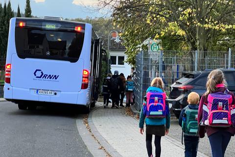 Die neue kommunale Busgesellschaft KRN ist seit ihrem Start im Oktober in der Kritik. Nun hat ein Busfahrer eine Gruppe von Erstklässlern im falschen Ort abgesetzt.