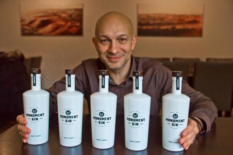 Stolz präsentiert Sascha Namolnik seinen eigenen Gin. Foto: Wolfgang Bartels