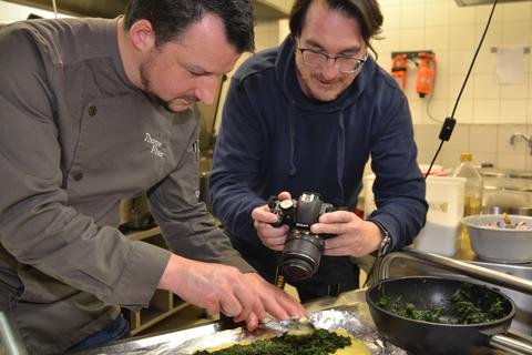 IB-Küchenmeister und Eventkoch Thomas Förster bereitet "Kartoffel-Cordon bleu" vor, Andreas Geldmacher filmt die Handgriffe. Foto: Heidi Sturm