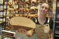 *Keine halben Brote mehr beim Bäcker?*

Kreis Bergstraße Die Bäckerkette Görtz will keine halben Brote mehr verkaufen. Wie handhaben es andere Bäcker im Landkreis? Werden halbe Brote überhaupt nachgefragt? - Bürstadt Bäckrerei Blüm, Bäckereifachverkäuferin Elena Deckers präsentiert ein halbes Brot
