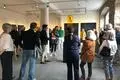 Felix Schramm erläutert vor Besuchern der Finissage seine Arbeit. Die Ausstellung ging am Sonntag zu Ende.