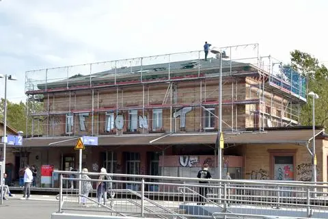 Der Heppenheimer Bahnhof sieht heruntergekommen aus. Jetzt wecken Gerüste und Arbeiter auf dem Dach die Hoffnung auf Besserung.