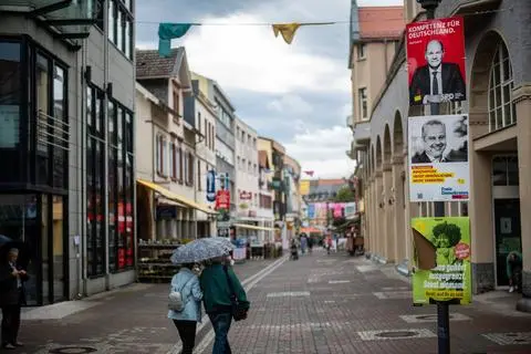 Ein beschädigtes Wahlplakat der Grünen in der Friedrichstraße: In zahlreichen Fällen sind Wahlplakate von Unbekannten allerdings nicht nur beschädigt, sondern komplett entfernt worden.  Foto: Sascha Lotz